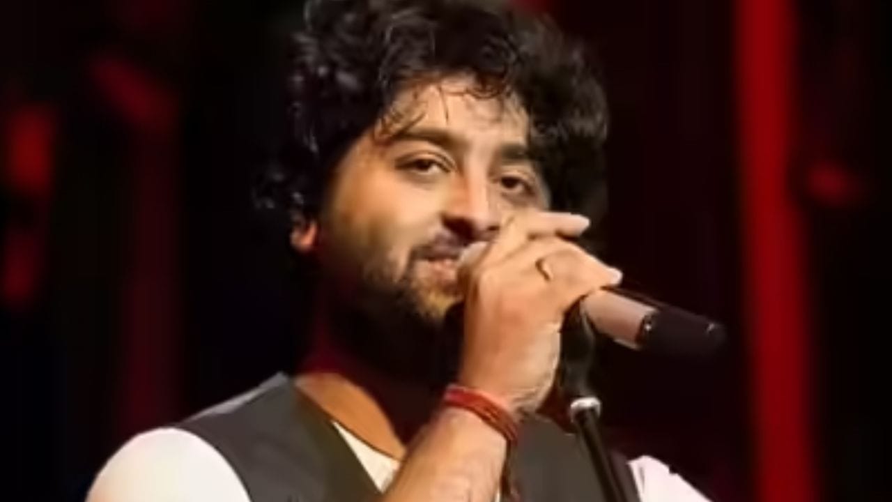 Arijit Singh: অবসর কাটিয়ে ফের প্লেব্যাক অরিজিতের! কোন ছবিতে গান গাইছেন? Arijit Singh: অবসর কাটিয়ে ফের প্লেব্যাক অরিজিতের! কোন ছবিতে গান গাইছেন?