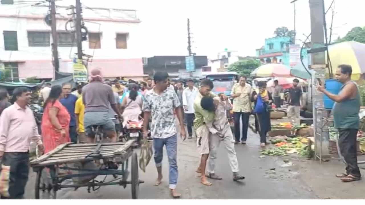 Asansol wire theft: বিদ্যুৎ চুরির অভিযোগ, চোর সন্দেহে তিন যুবককে 'গণধোলাই' Asansol wire theft: বিদ্যুৎ চুরির অভিযোগ, চোর সন্দেহে তিন যুবককে 'গণধোলাই'