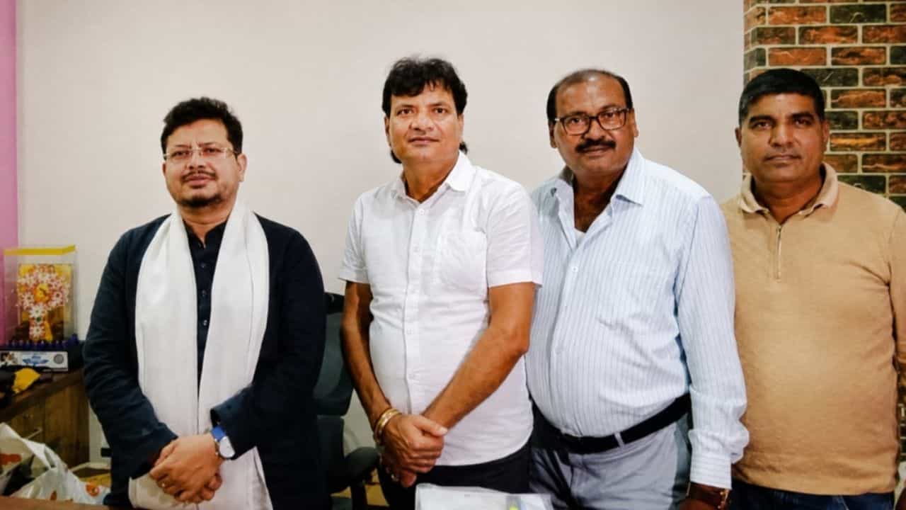Asansol Municipality: শোকজ নোটিস পেতেই ঋতব্রতর শিবিরে ছুটলেন মেয়র Asansol Municipality: শোকজ নোটিস পেতেই ঋতব্রতর শিবিরে ছুটলেন মেয়র