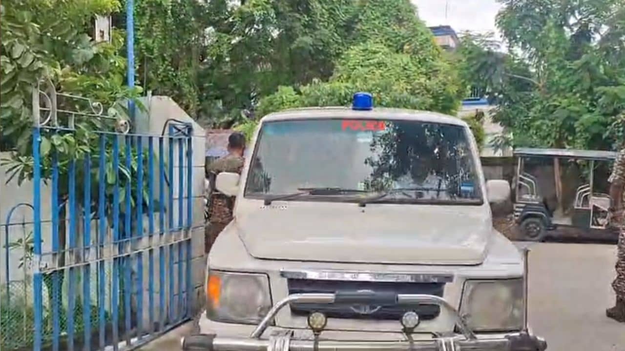 TMC Arrested: একুশে জুলাইয়ে আসার জন্য প্রস্তুতি নিচ্ছিলেন, তোলাবাজির অভিযোগে বাড়ি থেকে মমতাপন্থী প্রাক্তন বিধায়ককে তুলে নিয়ে গেল পুলিশ