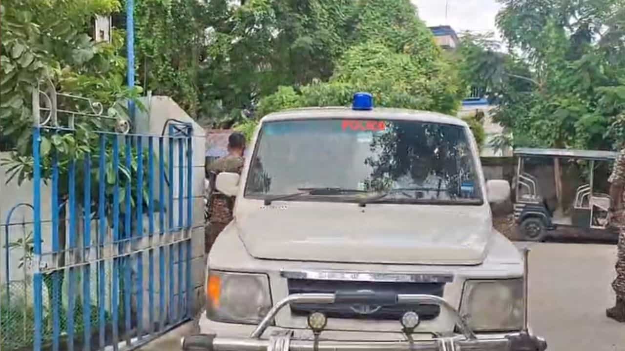 TMC Arrested: একুশে জুলাইয়ে আসার জন্য প্রস্তুতি নিচ্ছিলেন, তোলাবাজির অভিযোগে বাড়ি থেকে মমতাপন্থী প্রাক্তন বিধায়ককে তুলে নিয়ে গেল পুলিশ TMC Arrested: একুশে জুলাইয়ে আসার জন্য প্রস্তুতি নিচ্ছিলেন, তোলাবাজির অভিযোগে বাড়ি থেকে মমতাপন্থী প্রাক্তন বিধায়ককে তুলে নিয়ে গেল পুলিশ