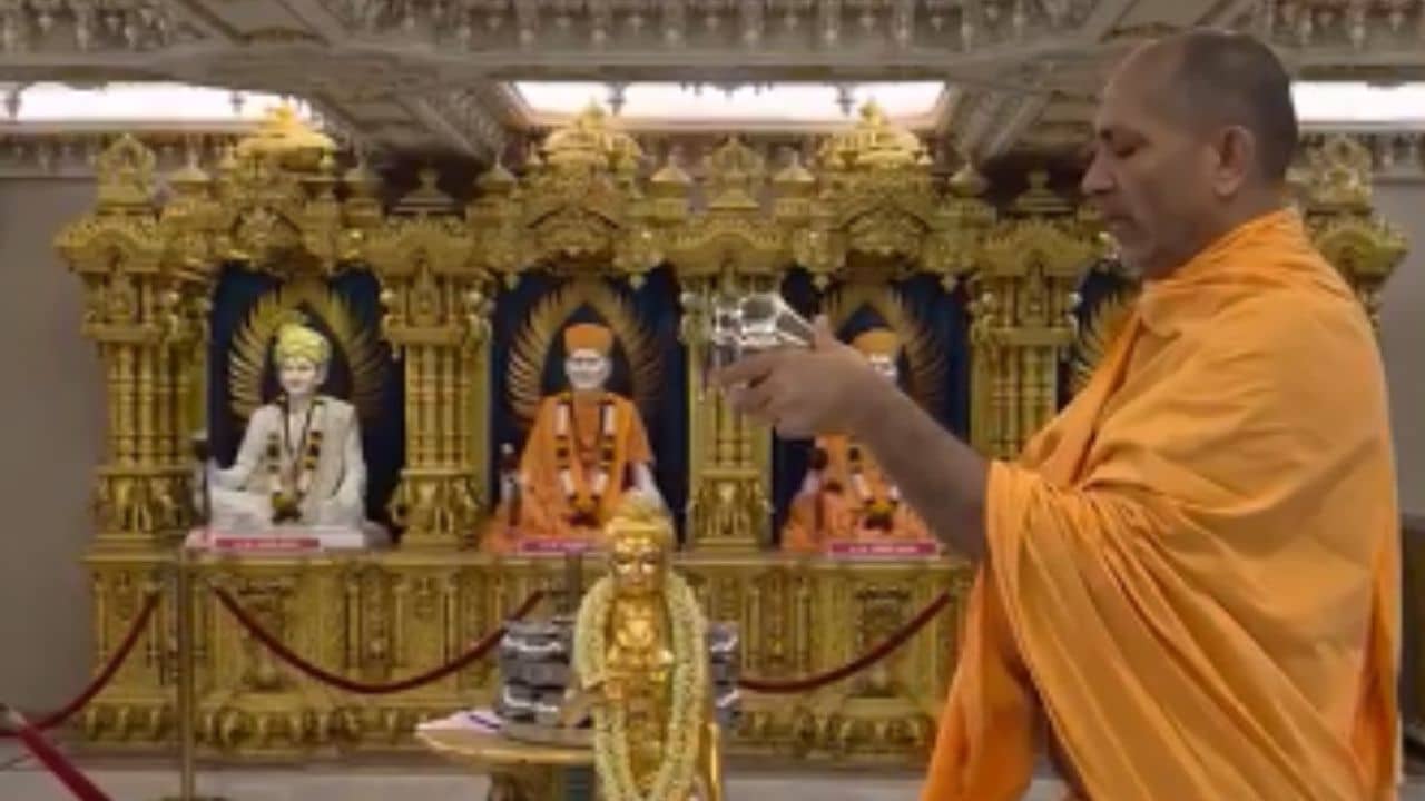 BAPS Swaminarayan Sanstha: গুরু পূর্ণিমার পূণ্যতিথিতে ভক্তদের মঙ্গল কামনায় বিশেষ প্রার্থনা BAPS স্বামীনারায়ণ মন্দিরে
