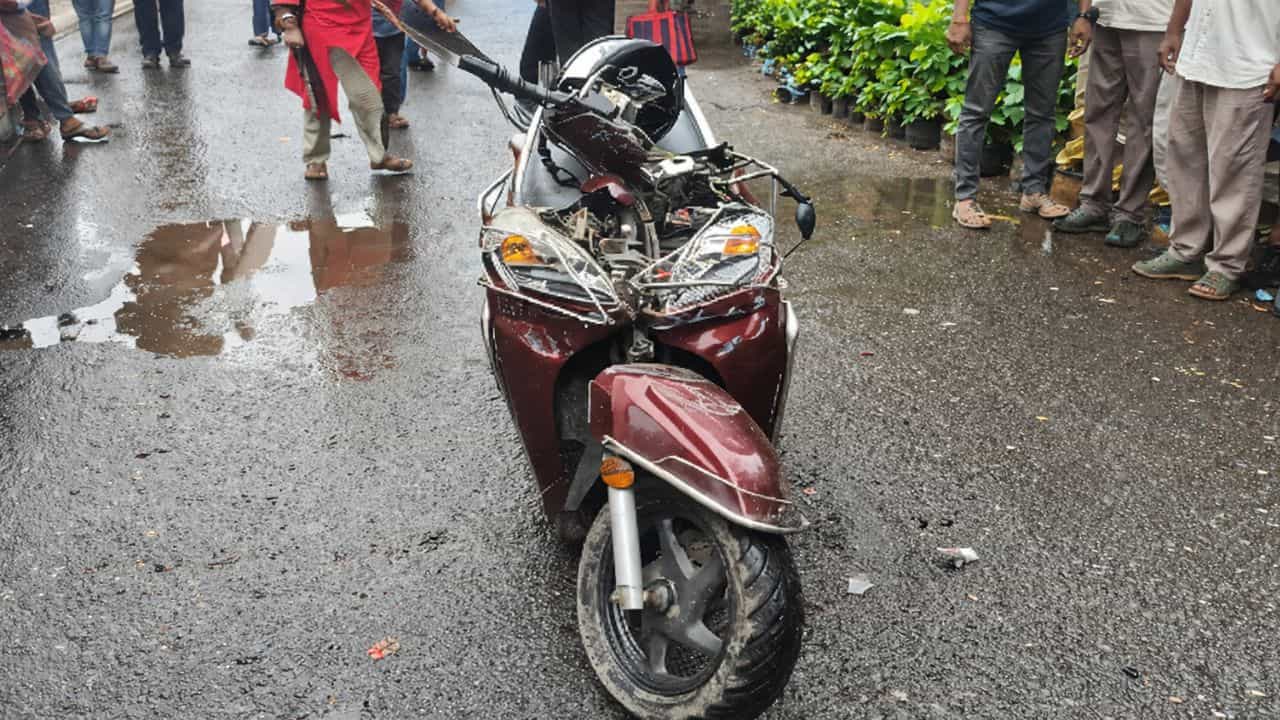 Kolkata Accident: দুই বাসের রেষারেষি, মাঝে পড়ে পিষে গেলেন বাইক আরোহী! বেহালায় ভয়াবহ দুর্ঘটনা Kolkata Accident: দুই বাসের রেষারেষি, মাঝে পড়ে পিষে গেলেন বাইক আরোহী! বেহালায় ভয়াবহ দুর্ঘটনা