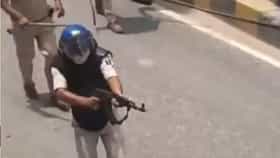 প্রকাশ্যে আন্দোলনকারী ছাত্রদের উপরে AK-47 দিয়ে গুলি চালাল পুলিশ অফিসার
