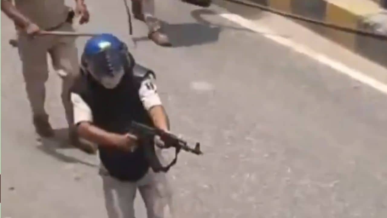 Bihar Cop Firing: প্রকাশ্যেই আন্দোলনকারী ছাত্রদের উপরে AK-47 দিয়ে গুলি চালাল পুলিশ অফিসার! ভয়ঙ্কর ভিডিয়ো সামনে