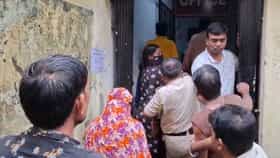 আদালতের পথে, সঙ্গে পুলিশ কর্মীরাও, তার মধ্যেই ডিম পড়ল সেলিমের গায়ে