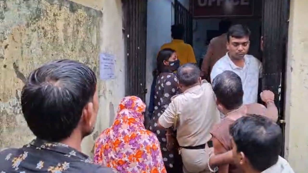MD. Selim Targeted: আদালতের পথে, সঙ্গে ছিলেন পুলিশ কর্মীরাও, তার মধ্যেই ডিম এসে পড়ল মহম্মদ সেলিমের গায়ে