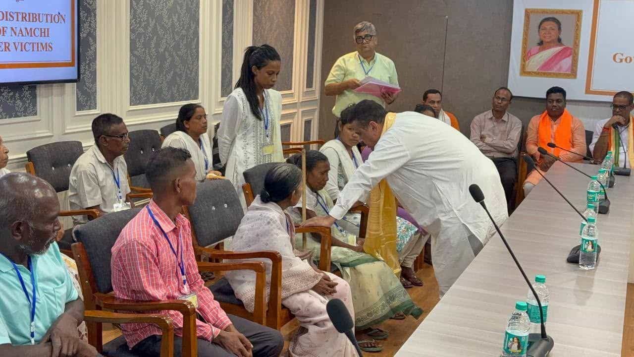 CM Suvendu Adhikari: সিকিমে দুর্ঘটনায় মৃত শ্রমিকদের পরিবারকে আর্থিক সাহায্য ও চাকরি, মুখ্যমন্ত্রী বললেন... CM Suvendu Adhikari: সিকিমে দুর্ঘটনায় মৃত শ্রমিকদের পরিবারকে আর্থিক সাহায্য ও চাকরি, মুখ্যমন্ত্রী বললেন...