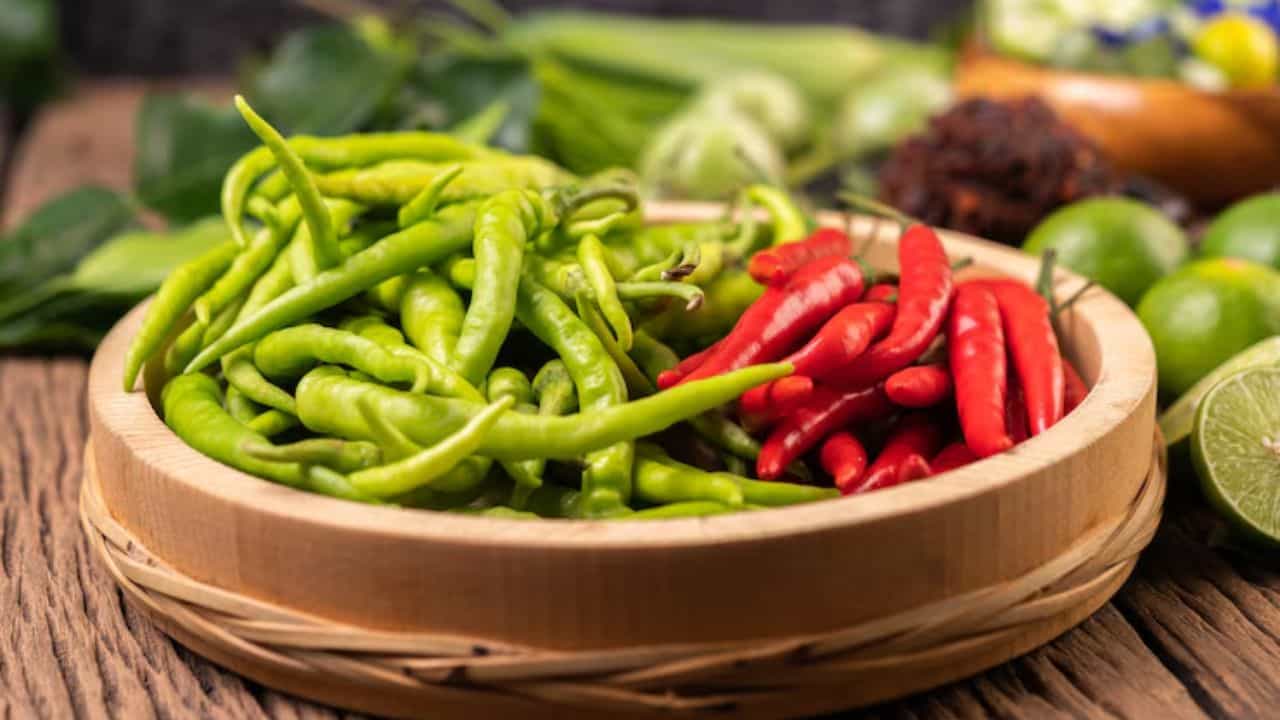 Chilli Benefits: কাঁচা লঙ্কা ও শুকনো লঙ্কা কোনটি শরীরে কীভাবে কাজ করে জানেন? Chilli Benefits: কাঁচা লঙ্কা ও শুকনো লঙ্কা কোনটি শরীরে কীভাবে কাজ করে জানেন?