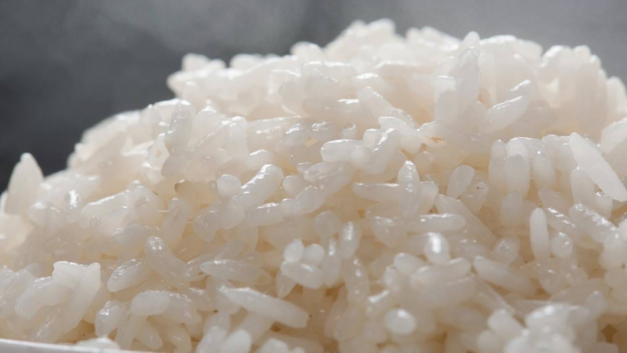 ভুল করে ভাত বেশি গলে গিয়েছে বলে আর মন খারাপ করার একেবারেই দরকার নেই! ফ্যান ঝরানোর পর যদি বোঝেন ভাতের অবস্থা বারোটা বেজে গিয়েছে, তবে ফেলে না দিয়ে সোজা চলে যান রান্নাঘরে। সামান্য বুদ্ধি আর মাত্র ৩টি ঘরোয়া টোটকা কাজে লাগালেই কিন্তু সেই ওভারকুকড ভাত মুহূর্তে একদম রেস্তোরাঁ স্টাইলের ঝরঝরে হয়ে উঠবে। নতুন করে আর খাটতেই হবে না! Getty Images