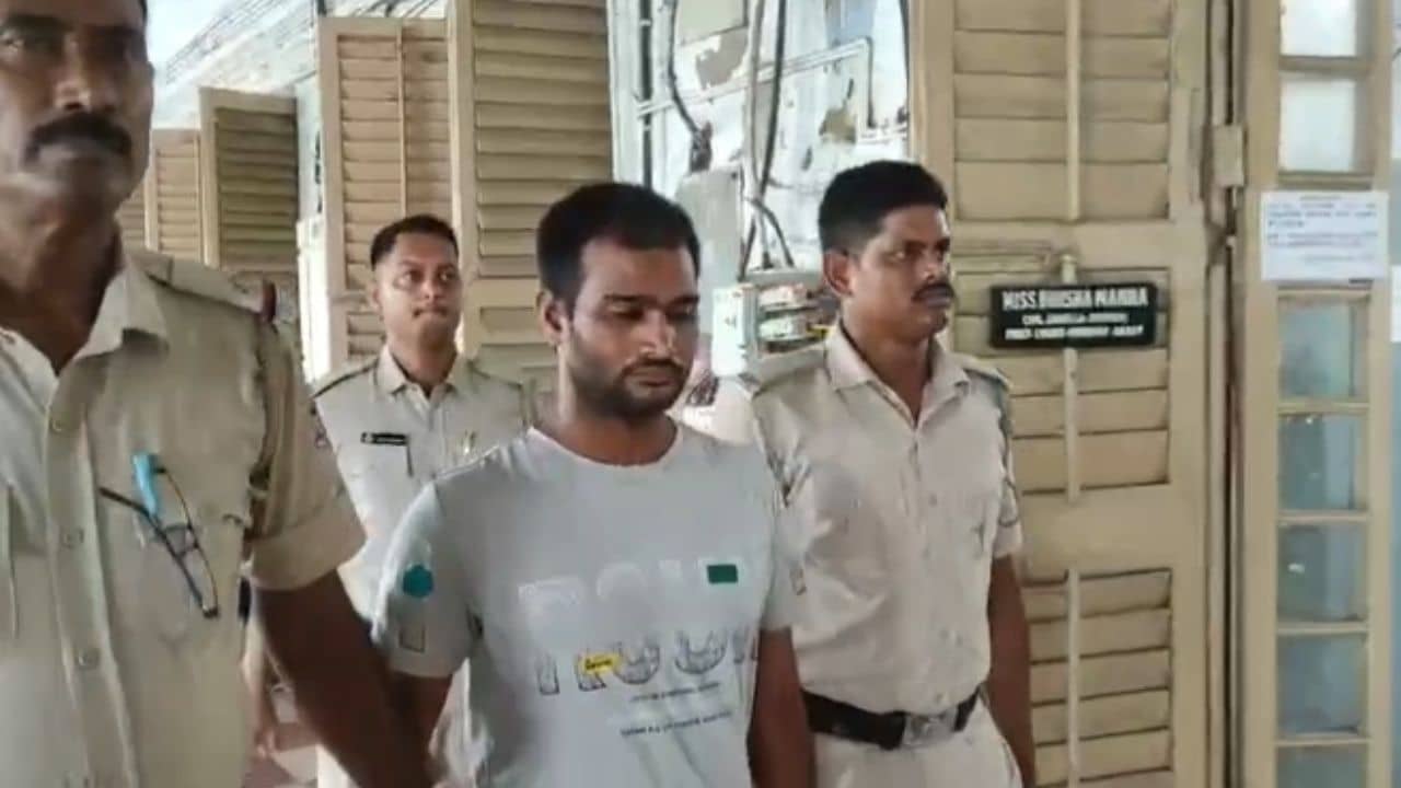 Death Sentece: স্ত্রীর প্রেম স্বামীকে জানিয়েছিলেন! সেই নিয়ে সূত্রপাত, ফাঁসির সাজা দিল আদালত