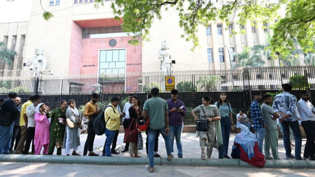 প্লাস্টিকের নোট আসছে, পুরনো নোট বদলাতে আবার ব্যাঙ্কে লাইন দিতে হবে?