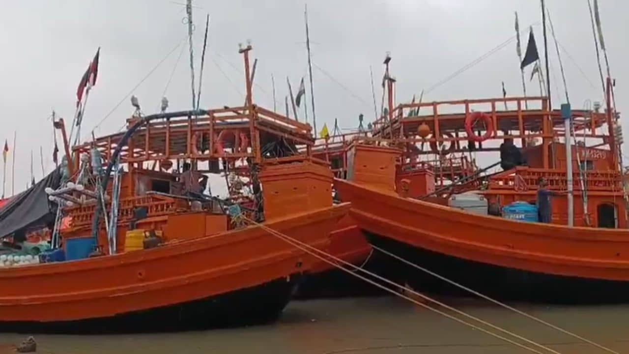 Trawler Sinks: বিপদ আঁচ করতে পেরেছিলেন, ফের বঙ্গোপসাগরের বুকে নিখোঁজ ট্রলার
