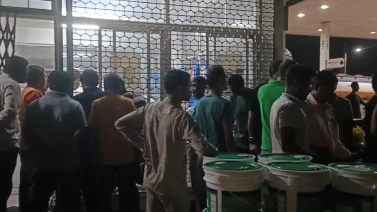 Petrol Pump: পাম্প থেকে পেট্রল ফুল ট্যাঙ্ক করার পরই মাঝরাস্তায় কেমন শব্দ...গ্যারেজে ভিড় জমতে থাকে গাড়ির! ইঞ্জিন দেখতেই চক্ষু চড়কগাছ গ্যারেজকর্মীর Petrol Pump: পাম্প থেকে পেট্রল ফুল ট্যাঙ্ক করার পরই মাঝরাস্তায় কেমন শব্দ...গ্যারেজে ভিড় জমতে থাকে গাড়ির! ইঞ্জিন দেখতেই চক্ষু চড়কগাছ গ্যারেজকর্মীর