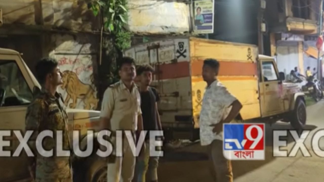 পরিত্যক্ত বাড়িতে পুলিশের হানা, তল্লাশিতে যা বেরিয়ে এল…
