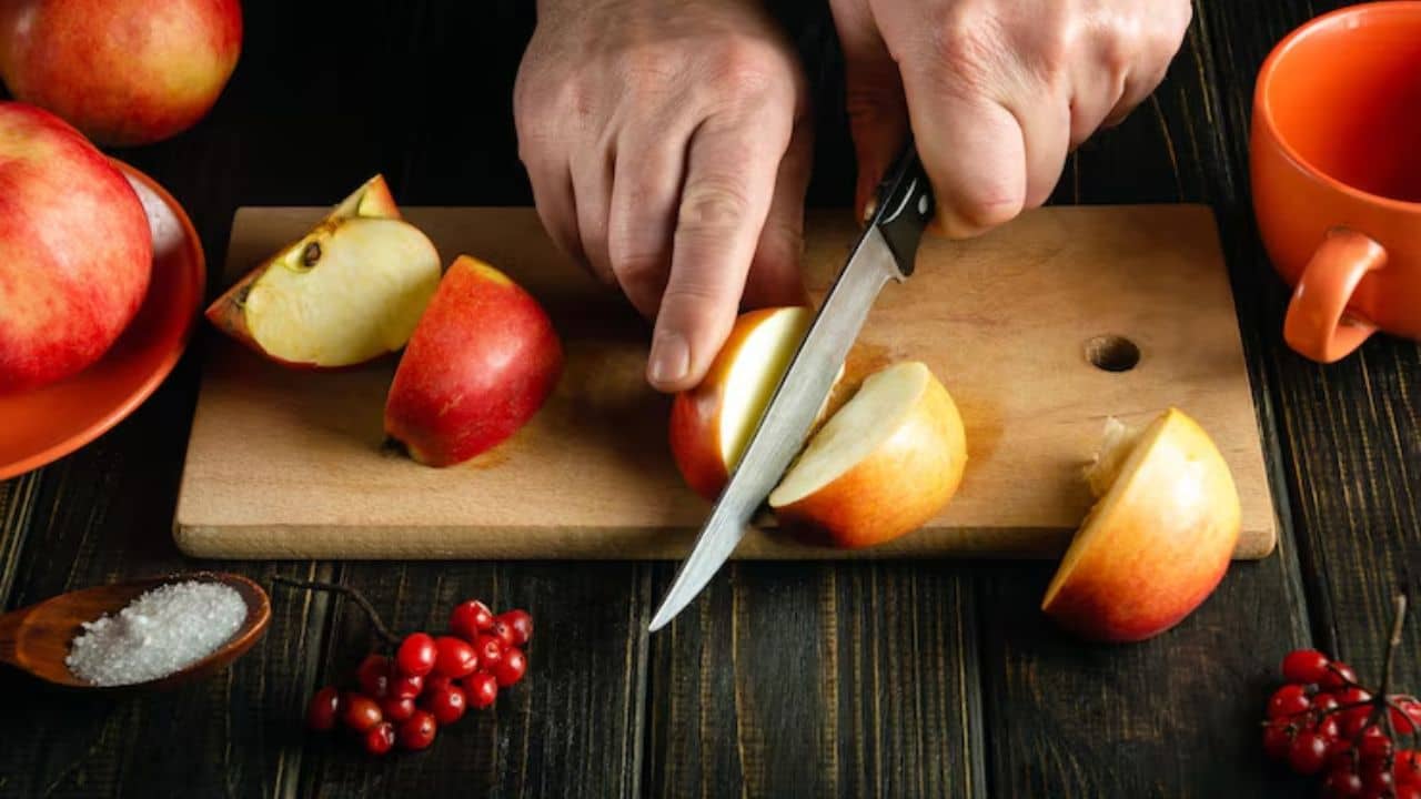 Fruit Cutting Tips: কাটা ফল কালো হওয়া আটকানোর ৫টি সহজ ঘরোয়া টোটকা জেনে নিন