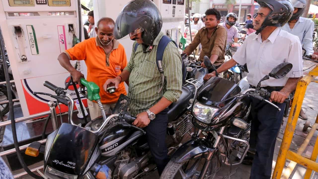 Fake Petrol Identification: পাম্প থেকে ভেজাল পেট্রোল দিচ্ছে না তো? আসল-নকল জ্বালানি চিনে নিন এই সহজ উপায়ে Fake Petrol Identification: পাম্প থেকে ভেজাল পেট্রোল দিচ্ছে না তো? আসল-নকল জ্বালানি চিনে নিন এই সহজ উপায়ে