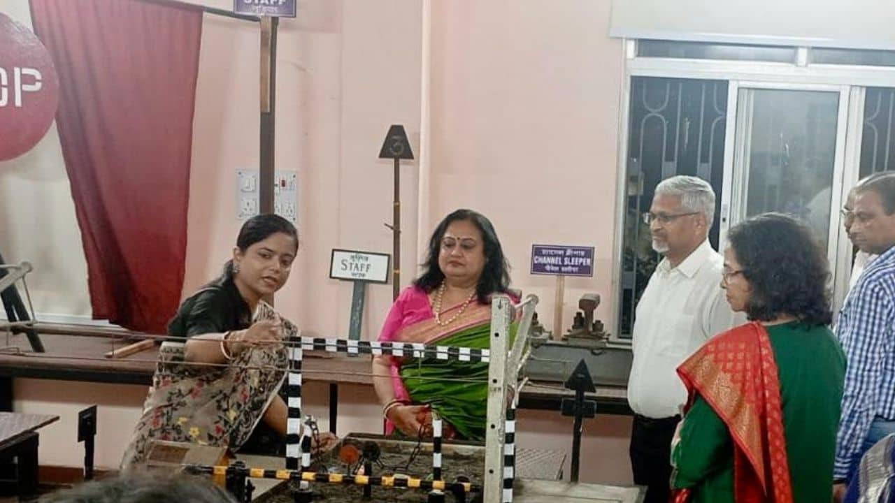 Railways Training: মুর্শিদাবাদ দুর্ঘটনার পর বড় সিদ্ধান্ত! হাতে-কলমে সিগন্যাল-লেভেল ক্রসিং গেট চালানো শিখবেন গেটম্যানরা