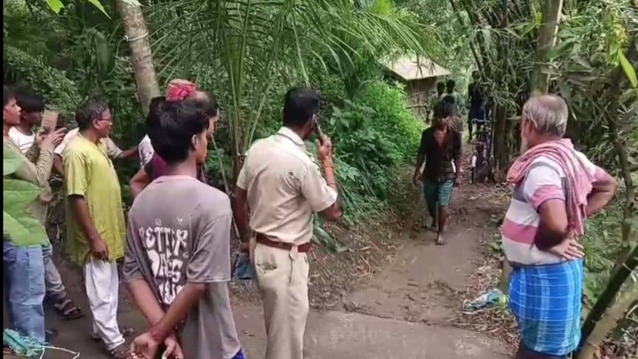 Ghatal news: বাঁশগাছের কাছে যেতেই চমকে উঠলেন এলাকাবাসী, ঝুলছে দুটি পা