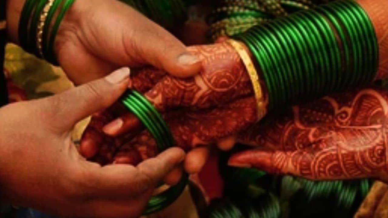 Significance of green glass bangles: জানেন কেন শ্রাবণ মাসে সবুজ কাচের চুড়ি পরতে হয়?