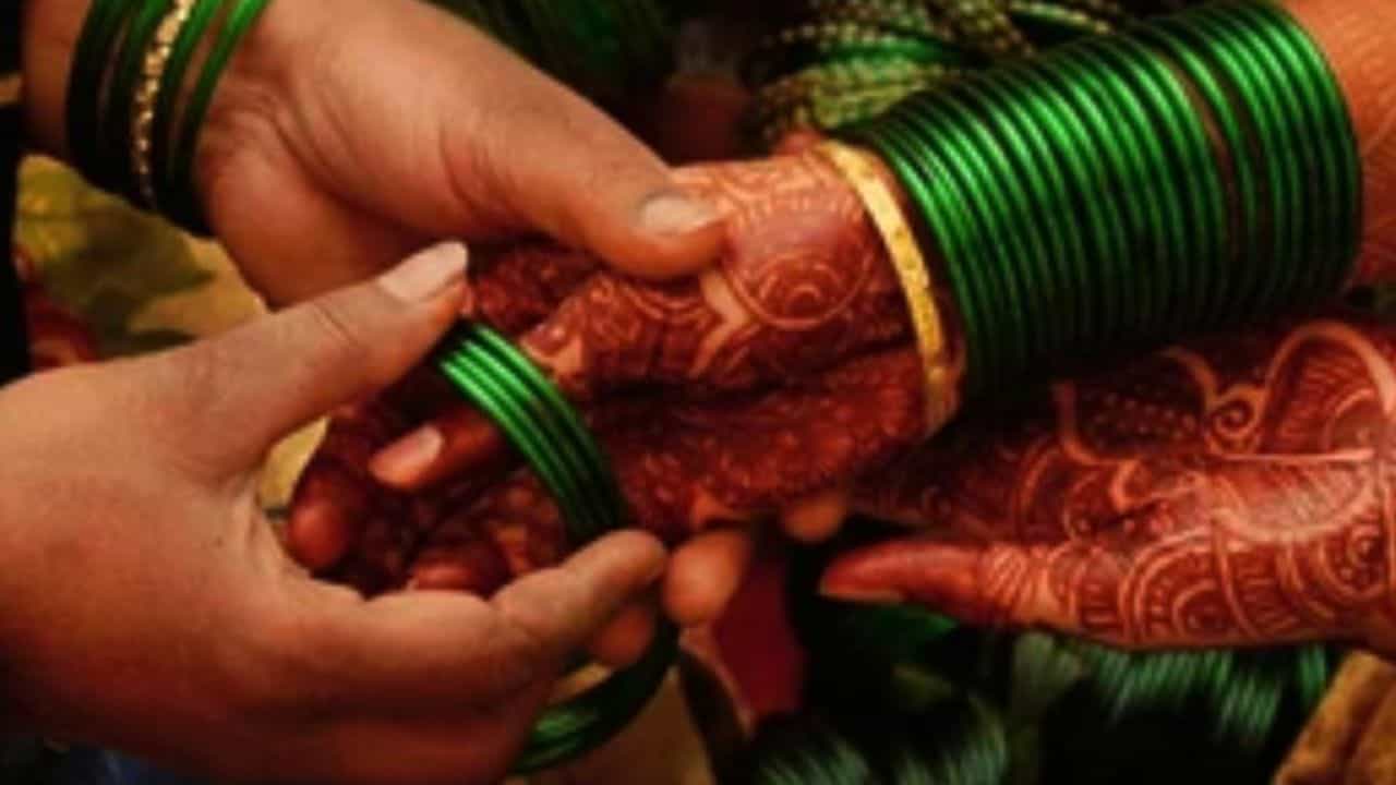 Significance of green glass bangles: জানেন কেন শ্রাবণ মাসে সবুজ কাচের চুড়ি পরতে হয়? Significance of green glass bangles: জানেন কেন শ্রাবণ মাসে সবুজ কাচের চুড়ি পরতে হয়?