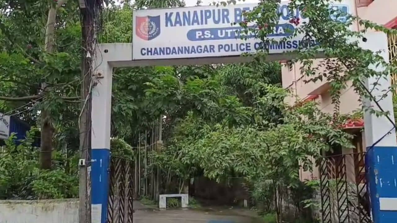 Kanaipur Harassment: ছাত্রীকে একা পেয়ে খারাপ স্পর্শ, গৃহ শিক্ষককে ধরে পুলিশে দিল এলাকাবাসী