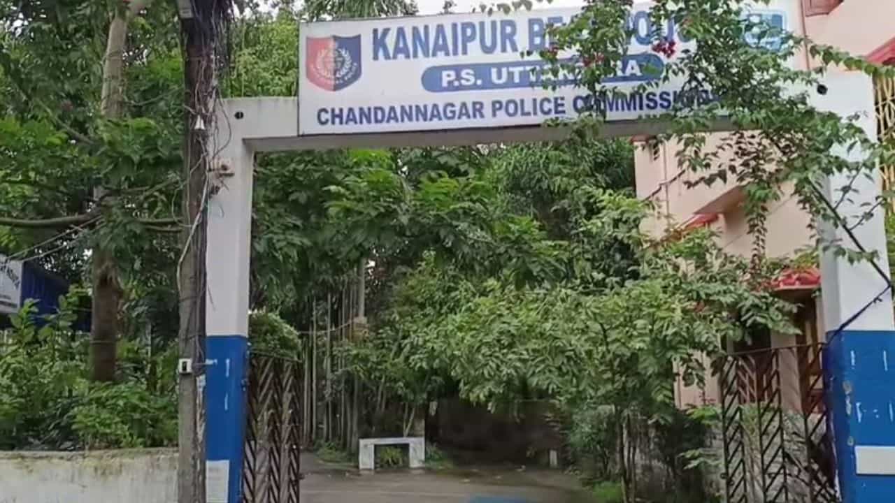 Kanaipur Harassment: ছাত্রীকে একা পেয়ে খারাপ স্পর্শ, গৃহ শিক্ষককে ধরে পুলিশে দিল এলাকাবাসী Kanaipur Harassment: ছাত্রীকে একা পেয়ে খারাপ স্পর্শ, গৃহ শিক্ষককে ধরে পুলিশে দিল এলাকাবাসী