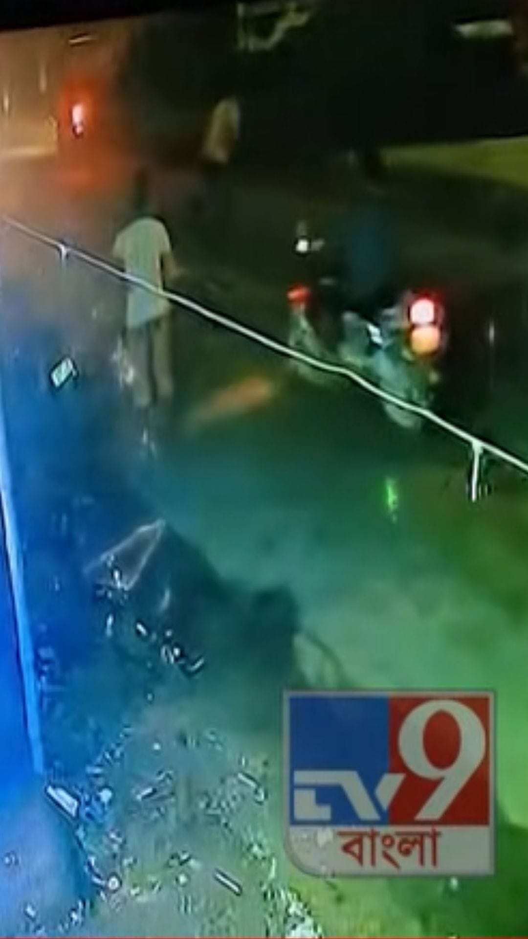 সোনা ছিনতাইয়ে বাধা দিতেই ব্যবসায়ীর পায়ে সোজা গুলি