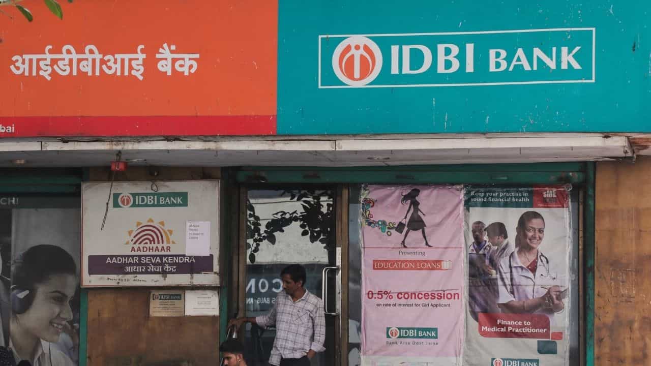 IDBI Bank: সরকার ছাড়ছে মালিকানা, বেসরকারিকরণের পথে IDBI Bank, লাখ লাখ গ্রাহকদের কী হবে? IDBI Bank: সরকার ছাড়ছে মালিকানা, বেসরকারিকরণের পথে IDBI Bank, লাখ লাখ গ্রাহকদের কী হবে?
