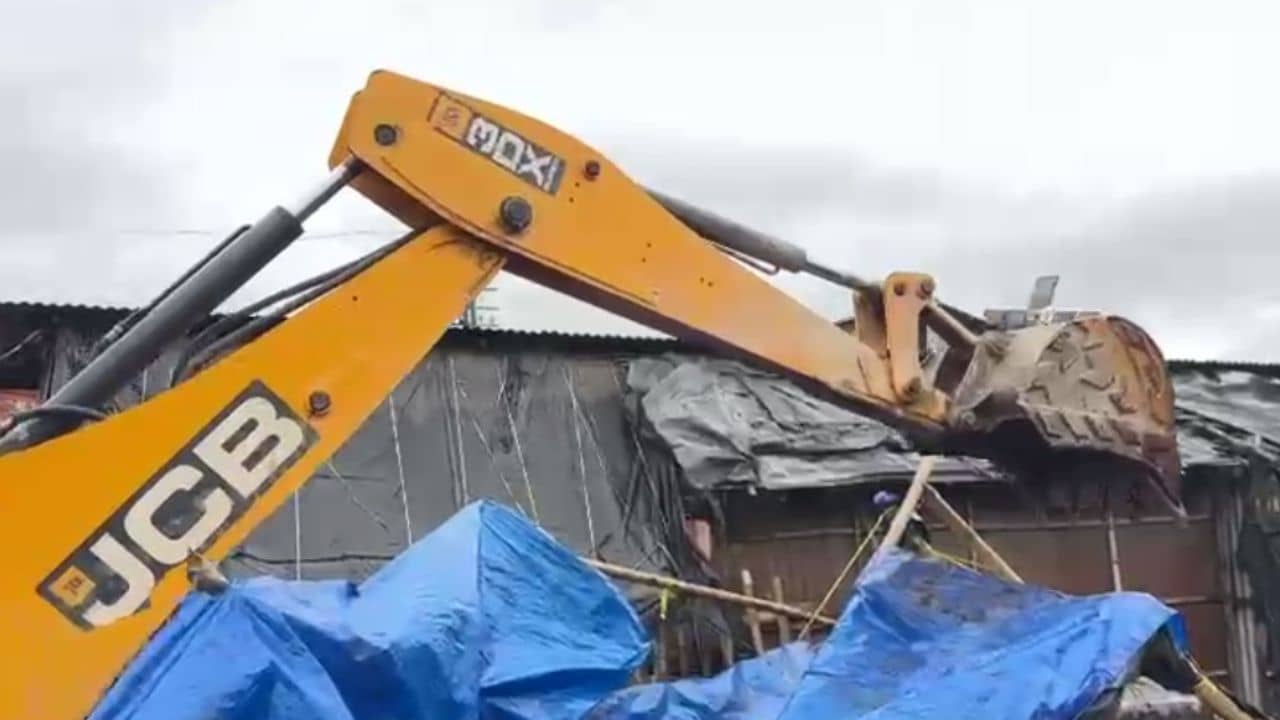 Bulldozer in Dhupguri: ময়দানে নামল ৩টি বুলডোজার, ভেঙে গুঁড়িয়ে দিল ফুটপাথের সব দোকান