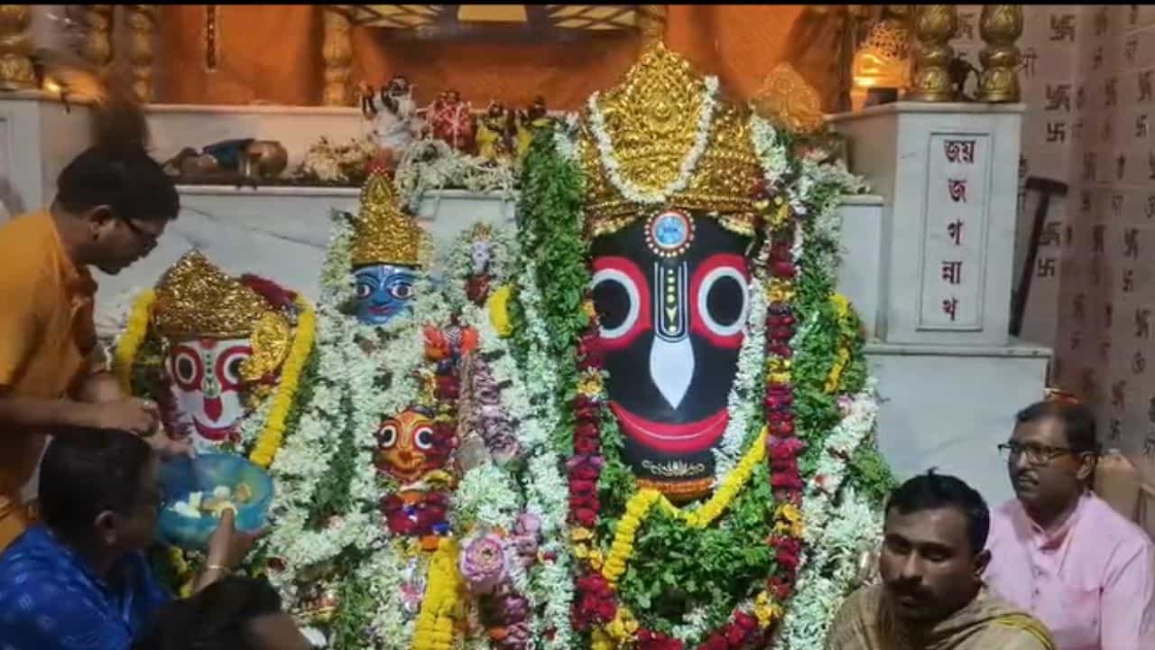 Mahesh Jagannath Temple: অমাবস্যা তিথিতে শুধু দেখা যায় জগন্নাথ দেবের হাত! রথের আগে মাহেশে কেন ঘটে এমন? Mahesh Jagannath Temple: অমাবস্যা তিথিতে শুধু দেখা যায় জগন্নাথ দেবের হাত! রথের আগে মাহেশে কেন ঘটে এমন?
