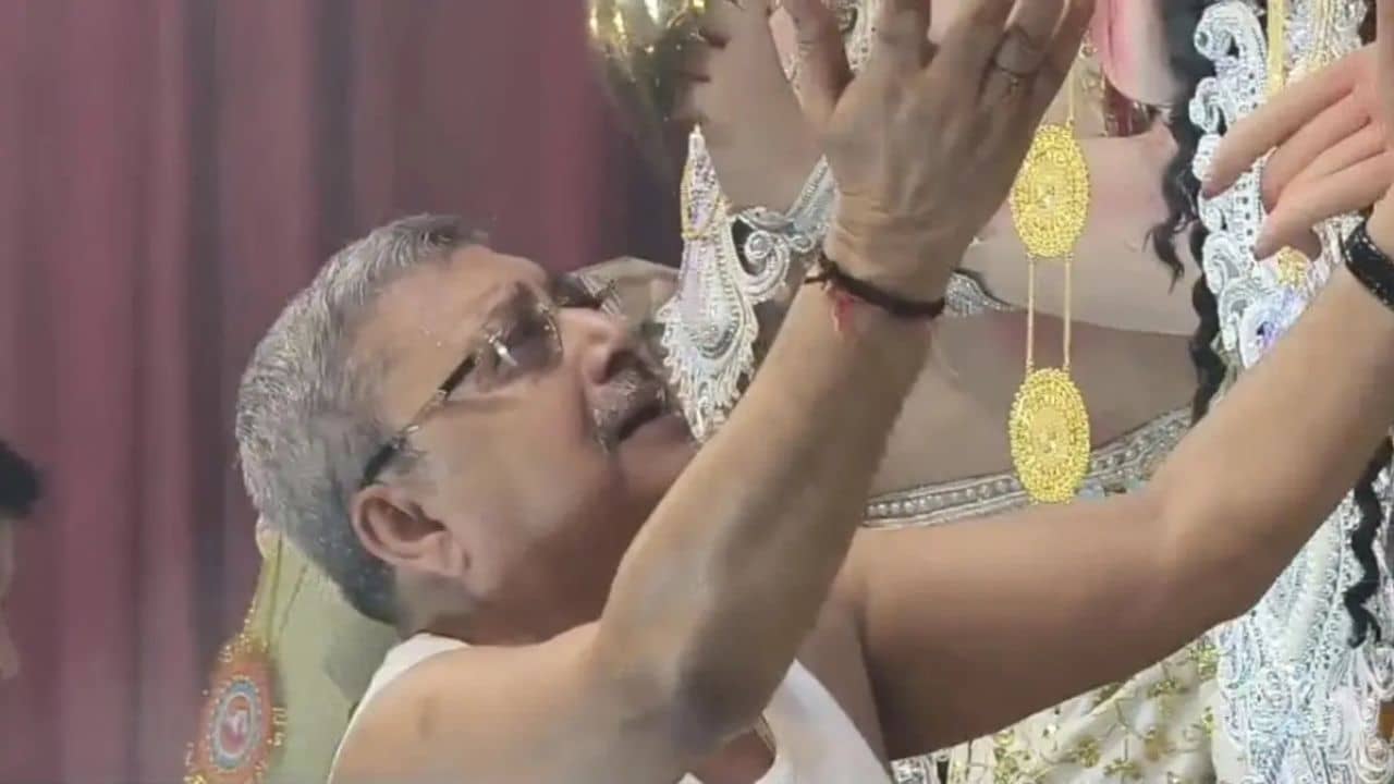 Kalyan Banerjees Durga Puja: খুঁটি পুজো হয়নি, আর কি দেখা যাবে না কল্যাণের সেই কান্না?