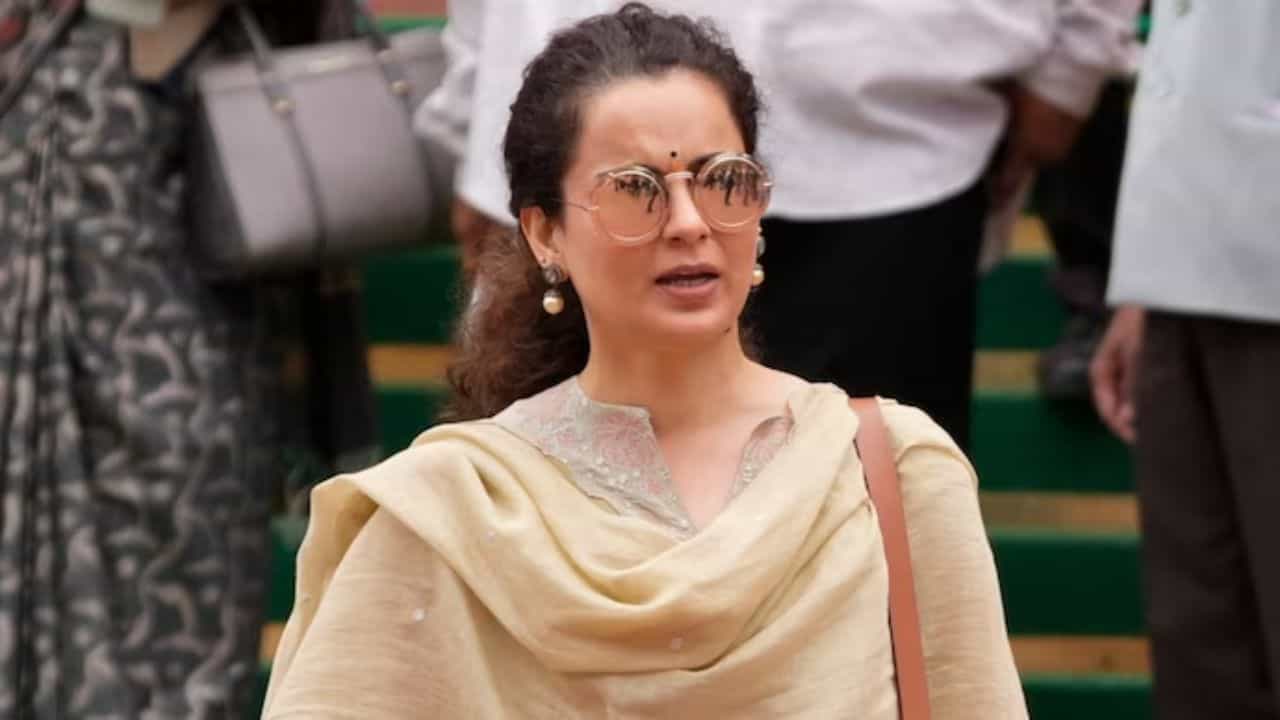 Kangana Ranaut: ‘ককরোচ জনতা পার্টি’র বিক্ষোভের বিরুদ্ধে এবার গর্জে উঠলেন কঙ্গনা, কী বললেন বিজেপি সাংসদ? Kangana Ranaut: ‘ককরোচ জনতা পার্টি’র বিক্ষোভের বিরুদ্ধে এবার গর্জে উঠলেন কঙ্গনা, কী বললেন বিজেপি সাংসদ?