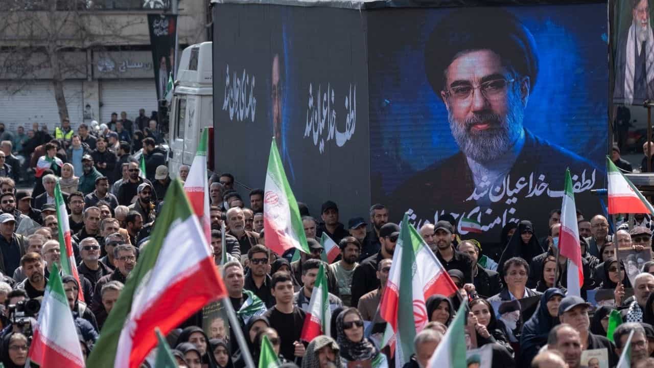 Ayatollah Ali Khamenei's Funeral: ২৪ ঘণ্টার মধ্যে দেহ কবর দেওয়াই রীতি, ১৩১ দিন ধরে খামেনেইয়ের দেহ তাহলে কোথায় ছিল? Ayatollah Ali Khamenei's Funeral: ২৪ ঘণ্টার মধ্যে দেহ কবর দেওয়াই রীতি, ১৩১ দিন ধরে খামেনেইয়ের দেহ তাহলে কোথায় ছিল?