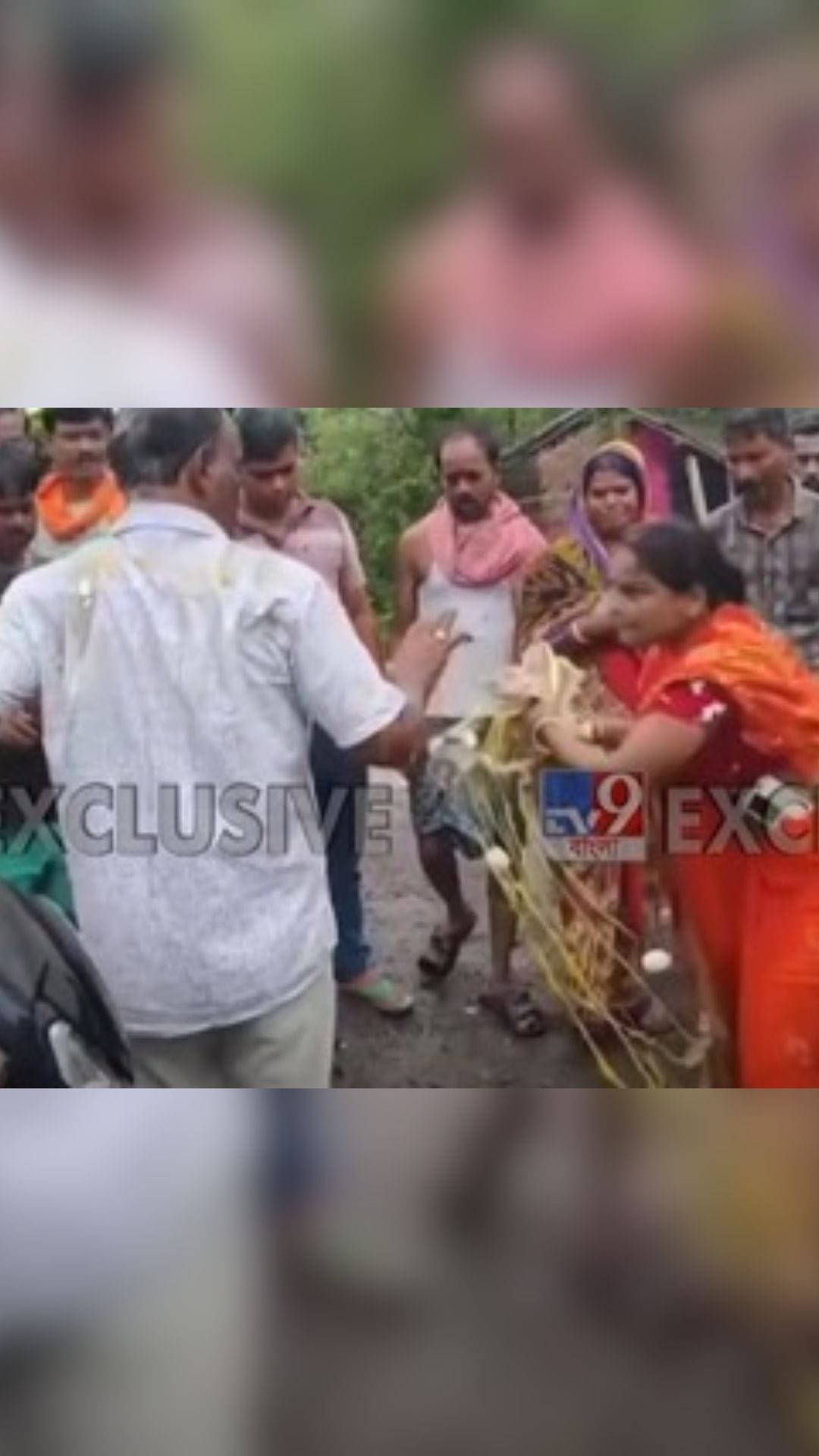 TMC নেতাকে ডিম দিয়ে 'ধুয়ে' দিল এলাকাবাসী, দেখুন