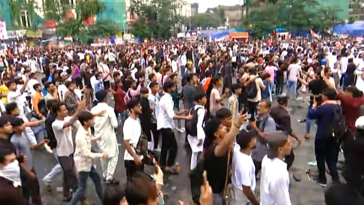 NEET Protest Kolkata: ধর্মতলায় ছাত্র আন্দোলনের নামে তাণ্ডব! রুজু ৬টি মামলা