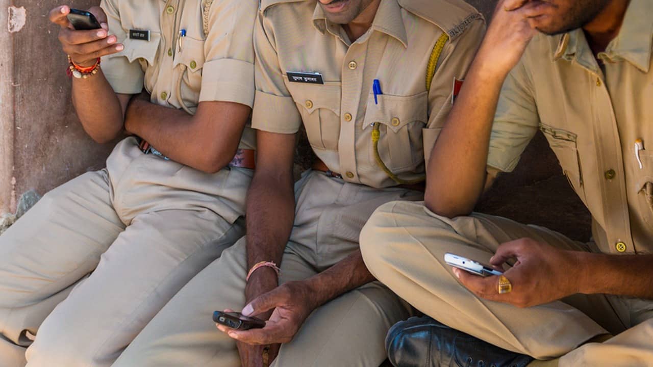 Kolkata Police: এবার ডিউটির সময় মোবাইলে ব্যস্ত থাকলেই..., কড়া নির্দেশিকা কলকাতার পুলিশ কমিশনারের
