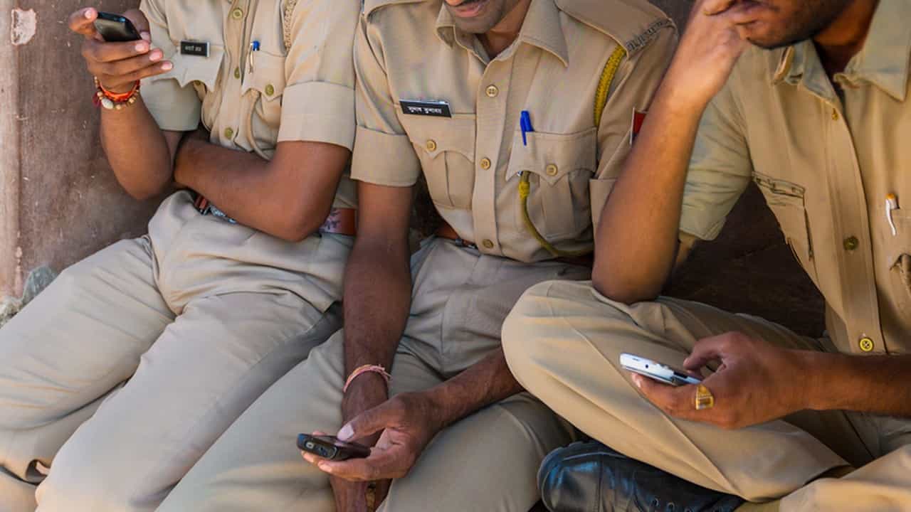 Kolkata Police: এবার ডিউটির সময় মোবাইলে ব্যস্ত থাকলেই..., কড়া নির্দেশিকা কলকাতার পুলিশ কমিশনারের Kolkata Police: এবার ডিউটির সময় মোবাইলে ব্যস্ত থাকলেই..., কড়া নির্দেশিকা কলকাতার পুলিশ কমিশনারের