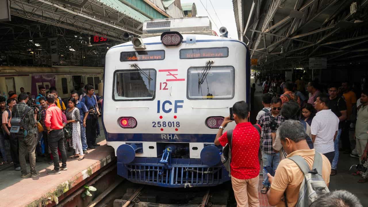 AC Local Train: ১ অগস্ট থেকে এই দুই স্টেশনে আর দাঁড়াবে না এসি লোকাল, থামবে নতুন তিন স্টপেজে AC Local Train: ১ অগস্ট থেকে এই দুই স্টেশনে আর দাঁড়াবে না এসি লোকাল, থামবে নতুন তিন স্টপেজে
