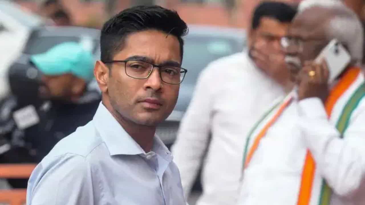 Abhishek Banerjee FIR: তিনি গৃহবধূ, একাই থাকেন, আতঙ্কে অভিষেকের বিরুদ্ধে অভিযোগ মৌসুমী দাসের Abhishek Banerjee FIR: তিনি গৃহবধূ, একাই থাকেন, আতঙ্কে অভিষেকের বিরুদ্ধে অভিযোগ মৌসুমী দাসের