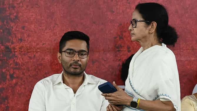 একটা কারণেই অভিষেকের 'সব অন্যায়' ক্ষমা করে দিয়েছেন মমতা!