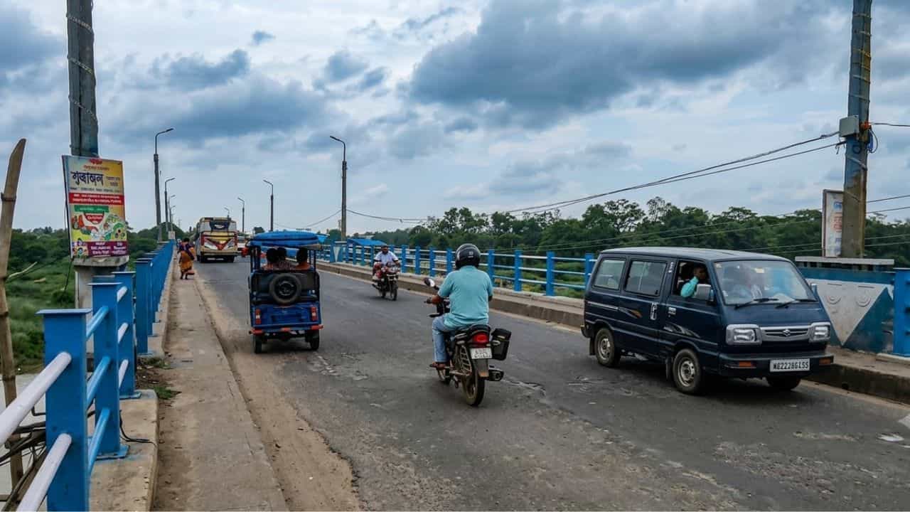 Arambagh: নীল-সাদা রঙ করেই কাজ সেরেছিল তৃণমূল, ৩৯৫ কোটি টাকায় বিরাট উদ্যোগ বিজেপি সরকারের Arambagh: নীল-সাদা রঙ করেই কাজ সেরেছিল তৃণমূল, ৩৯৫ কোটি টাকায় বিরাট উদ্যোগ বিজেপি সরকারের