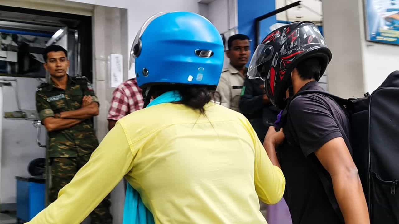 Barrackpore: 'রাস্তার মাঝে প্রাইভেট পার্ট খুলে দেখাচ্ছে...' ডেলিভারি বয়ের কলার ধরে টেনে সোজা ঢোকালেন থানায় Barrackpore: 'রাস্তার মাঝে প্রাইভেট পার্ট খুলে দেখাচ্ছে...' ডেলিভারি বয়ের কলার ধরে টেনে সোজা ঢোকালেন থানায়