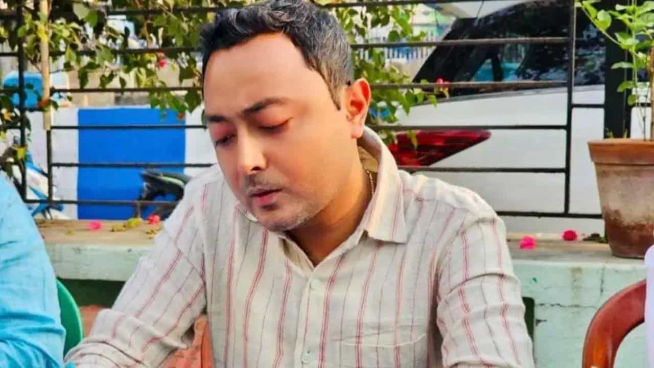 Debraj Chakraborty Arrest: কোটি কোটির সম্পত্তি নিয়ে অভিযোগ ওঠে! পুুরুলিয়া থেকে ধরা পড়লেন দেবরাজ চক্রবর্তী Debraj Chakraborty Arrest: কোটি কোটির সম্পত্তি নিয়ে অভিযোগ ওঠে! পুুরুলিয়া থেকে ধরা পড়লেন দেবরাজ চক্রবর্তী