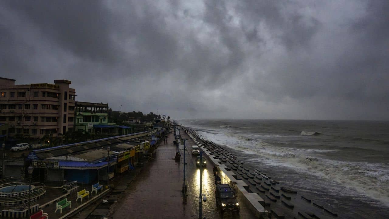 Weather Update: দিঘা থেকে মাত্র ৭০ কিমি দূরে অপেক্ষা করছে... হাওড়া, ঝাড়গ্রাম, মেদিনীপুর জুড়ে অ্যালার্ট জারি