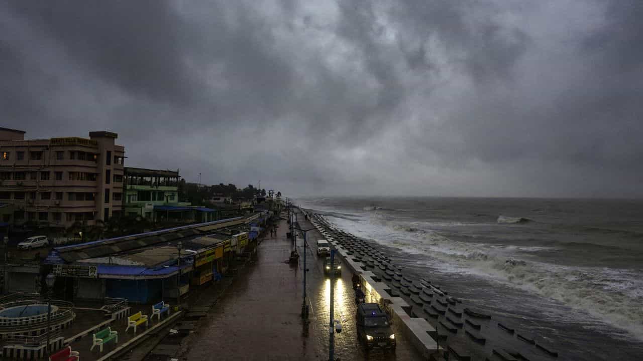 Weather Update: দিঘা থেকে মাত্র ৭০ কিমি দূরে অপেক্ষা করছে... হাওড়া, ঝাড়গ্রাম, মেদিনীপুর জুড়ে অ্যালার্ট জারি Weather Update: দিঘা থেকে মাত্র ৭০ কিমি দূরে অপেক্ষা করছে... হাওড়া, ঝাড়গ্রাম, মেদিনীপুর জুড়ে অ্যালার্ট জারি