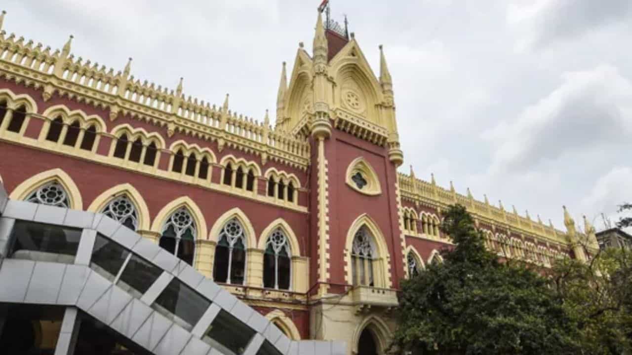 Calcutta High Court: 'আজান দিতে কেউ বাধা দিচ্ছে না', মসজিদ থেকে মাইক খোলার মামলায় রাজ্যকে অবস্থান জানানোর নির্দেশ হাইকোর্টের Calcutta High Court: 'আজান দিতে কেউ বাধা দিচ্ছে না', মসজিদ থেকে মাইক খোলার মামলায় রাজ্যকে অবস্থান জানানোর নির্দেশ হাইকোর্টের