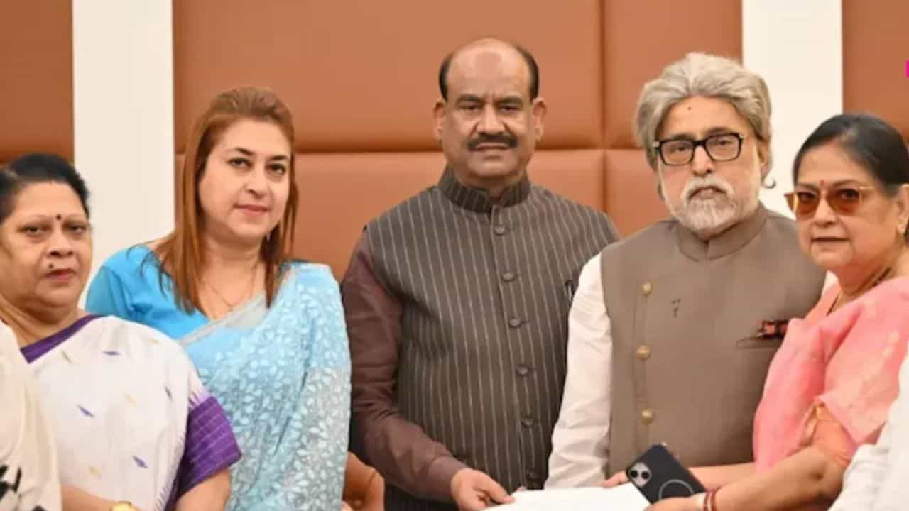 NCPI MPs: কাকলির কাছে গেল কিরণ রিজিজুর ফোন, অবশেষে মিলল চিঠিও NCPI MPs: কাকলির কাছে গেল কিরণ রিজিজুর ফোন, অবশেষে মিলল চিঠিও