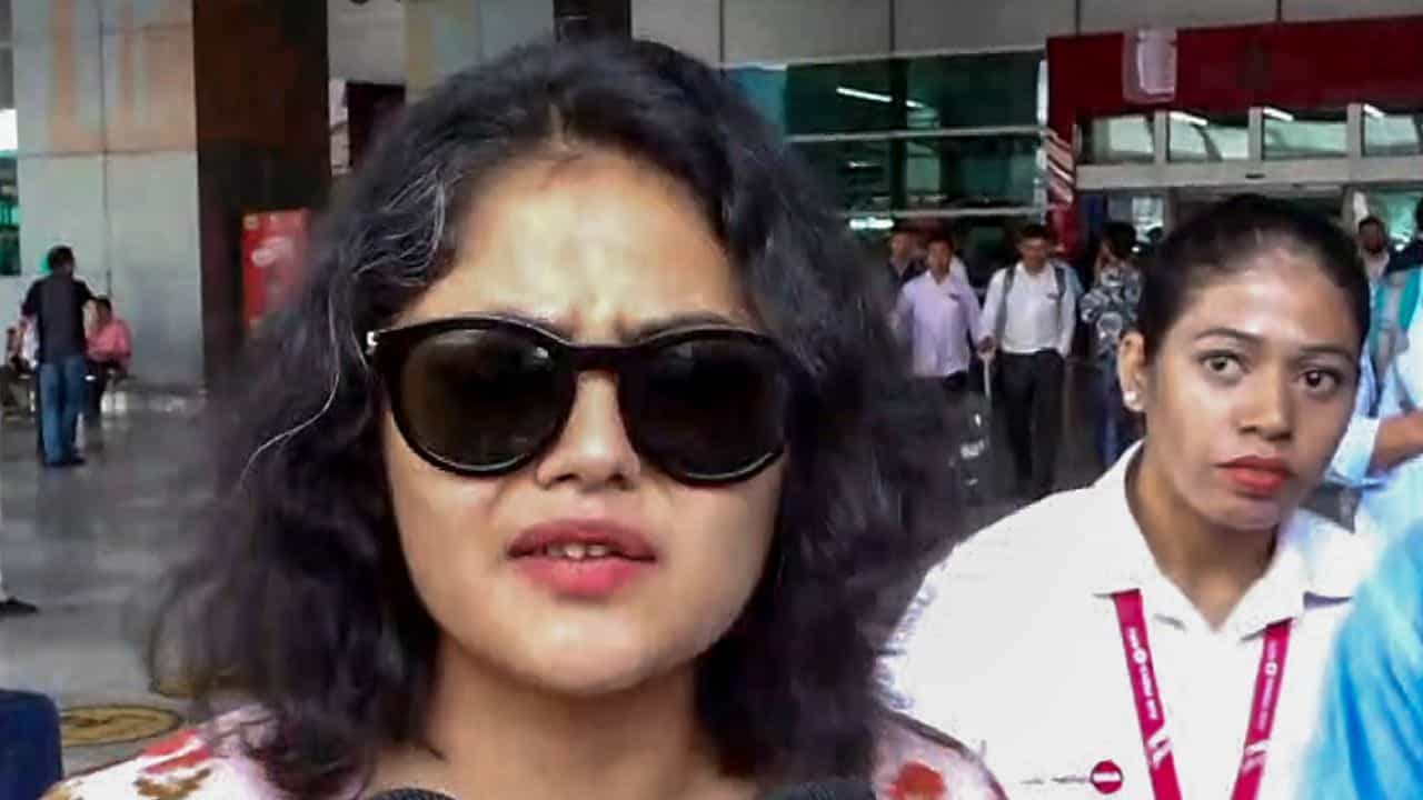 Saayoni Ghosh: 'আগে ইগনোর করেছি, এবার... কোর্টে দেখা হবে', লিগাল নোটিস পাঠালেন সায়নী Saayoni Ghosh: 'আগে ইগনোর করেছি, এবার... কোর্টে দেখা হবে', লিগাল নোটিস পাঠালেন সায়নী