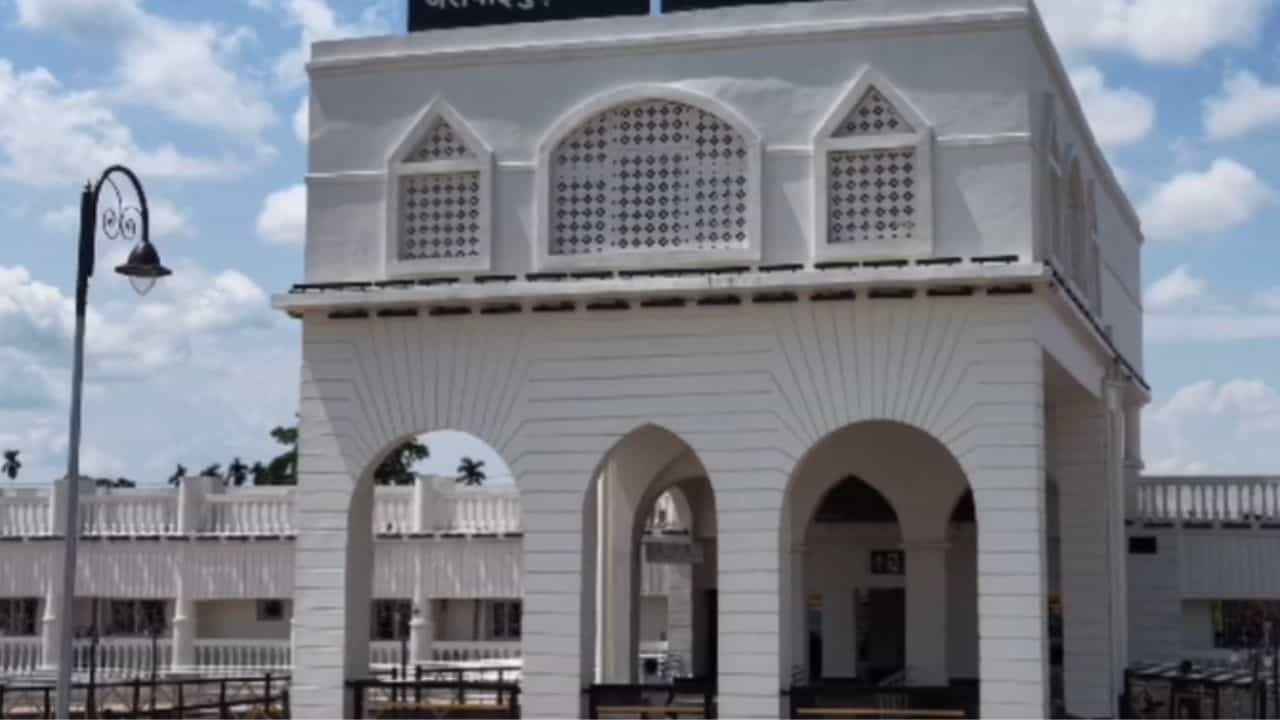 Rail Station: ক্যাফেটেরিয়া থেকে মডিউলার টয়লেট, বাংলার এই স্টেশন দেখে চেনার উপায় নেই, আজই উদ্বোধন করবেন মোদী Rail Station: ক্যাফেটেরিয়া থেকে মডিউলার টয়লেট, বাংলার এই স্টেশন দেখে চেনার উপায় নেই, আজই উদ্বোধন করবেন মোদী